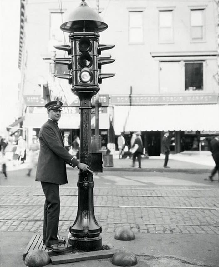 Quien patentó el uso de los tres colores en el semáforo fue Williams Potts en Detroit/1920.