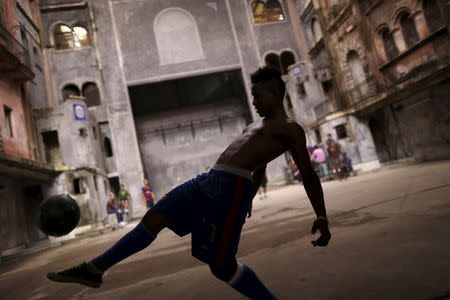 Imagen de archivo ilustrativa de un hombre jugando fútbol en las afueras de La Habana, Cuba. 21 de marzo, 2016. REUTERS/Ueslei Marcelino