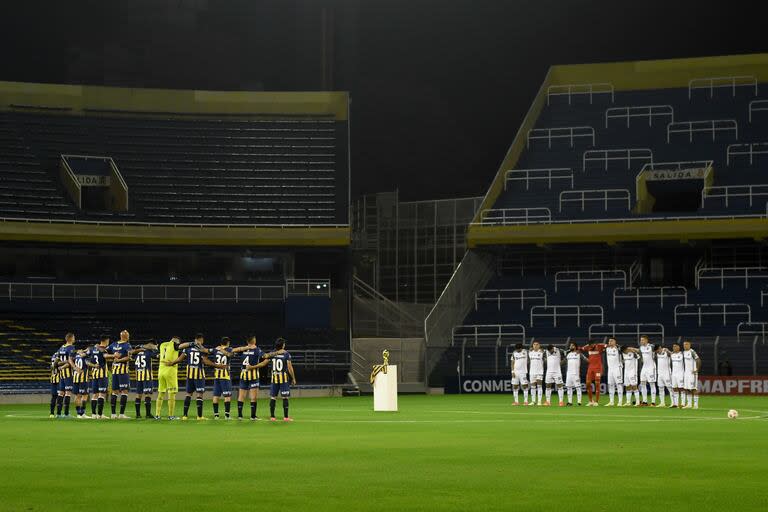 Los jugadores de Rosario Central y Atlético Mineiro rodean la tarima de homenaje a César Luis Menotti, que murió el domingo pasado