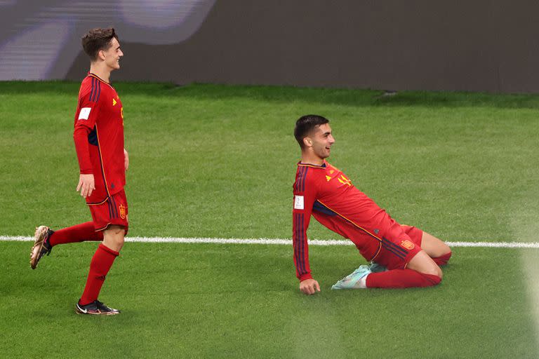 Ferrán Torres, de España, celebra después de anotar el cuarto gol de su equipo ante Costa Rica