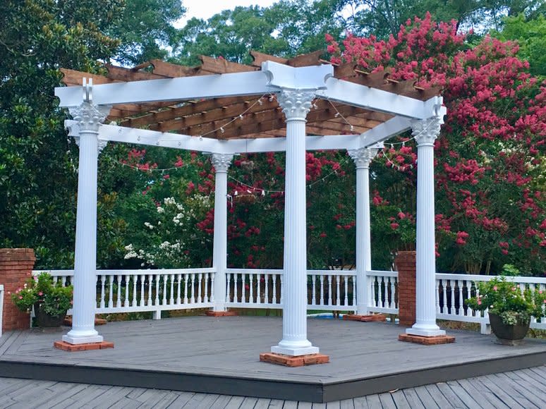 También es posible cenar o pasar ratos agradables en la pérgola del jardín.<br><br>Foto: <a href="https://www.targetauction.com/events/detail/the-twelve-oaks-bed-breakfast-in-covington-ga-bw38720" rel="nofollow noopener" target="_blank" data-ylk="slk:Target Auction;elm:context_link;itc:0;sec:content-canvas" class="link ">Target Auction</a>