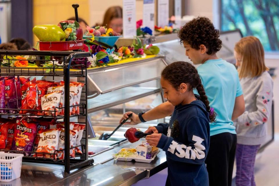 Students prepare to eat lunch at Kingswood Elementary in Cary on Tuesday, June 4, 2024. Wake County school administrators briefed the school board Tuesday on a plan to potentially add 28 more schools to the federal government’s universal school meals program.