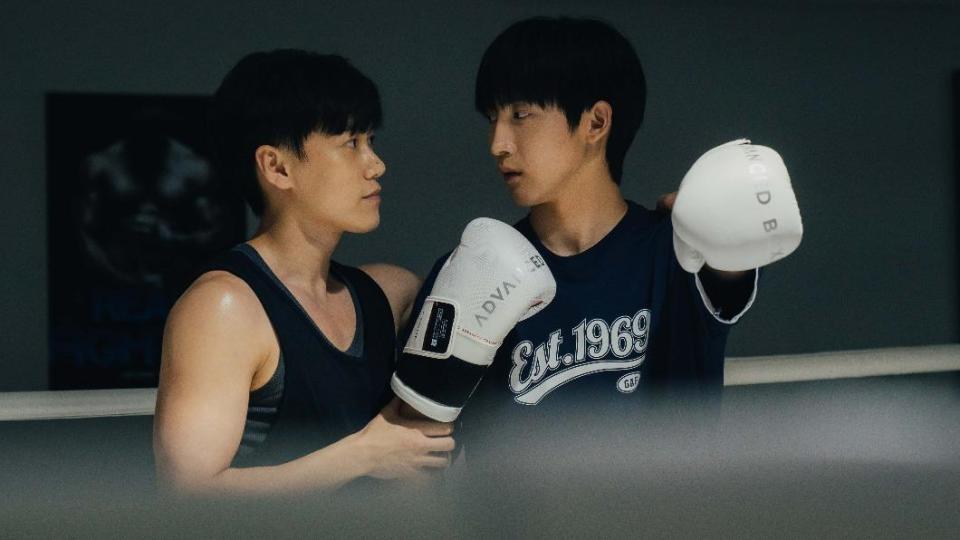 邱宇辰（左）劇中教弟弟黃宏軒打拳擊。（圖／結果娛樂提供）