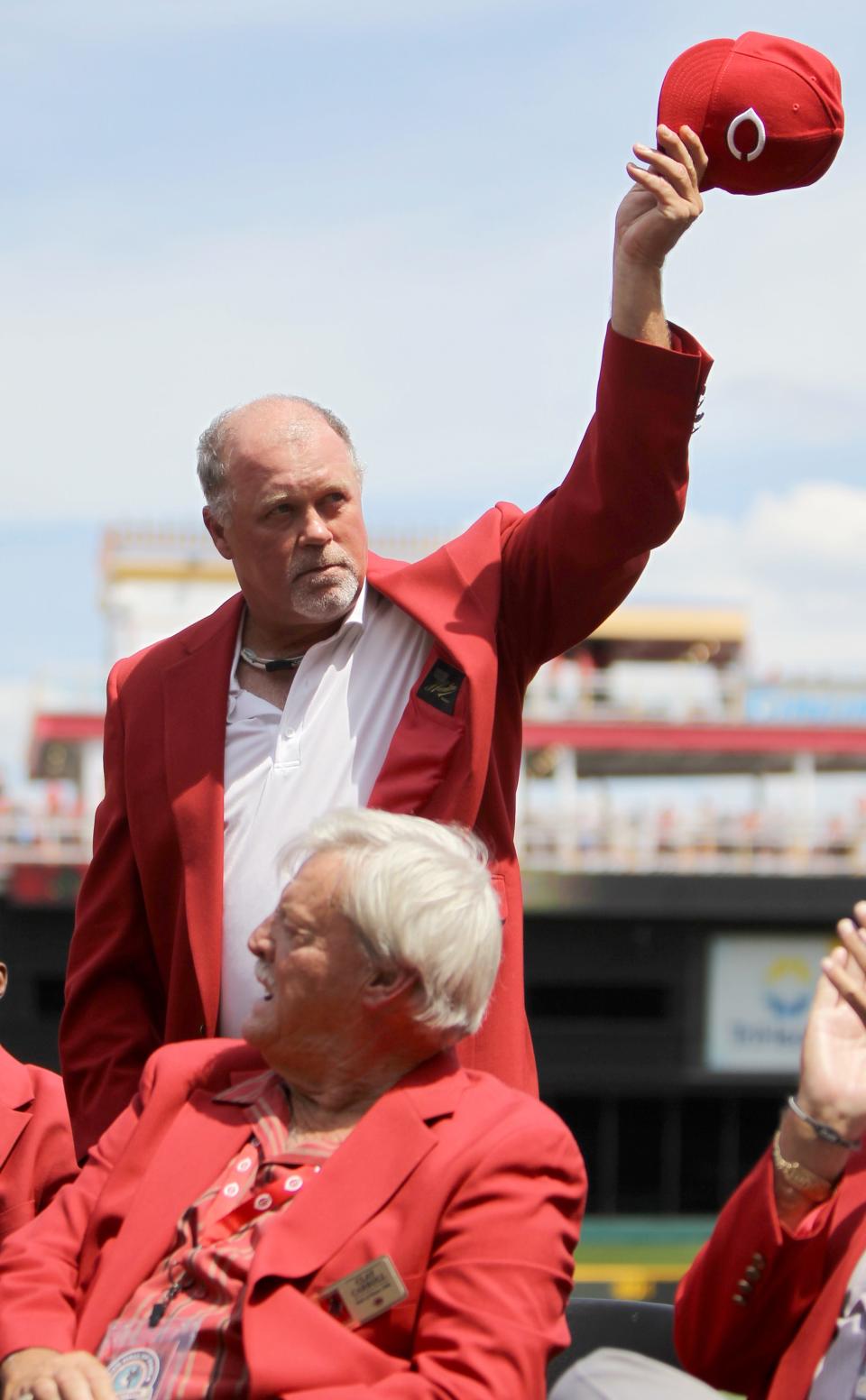 Tom Browning donne sa casquette aux fans lors des cérémonies de la classe 2012 du Temple de la renommée des Reds.