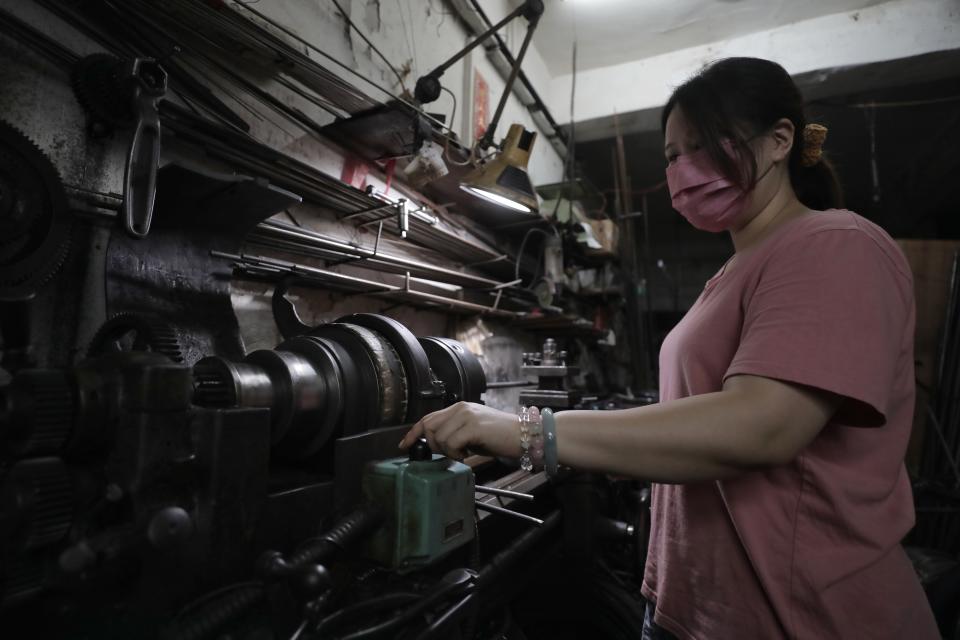 彈簧工廠的全盛時期，機器通宵運作製作彈弓。
