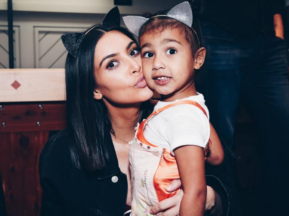 Kim Kardashian and North West in 2017 (Getty Images)