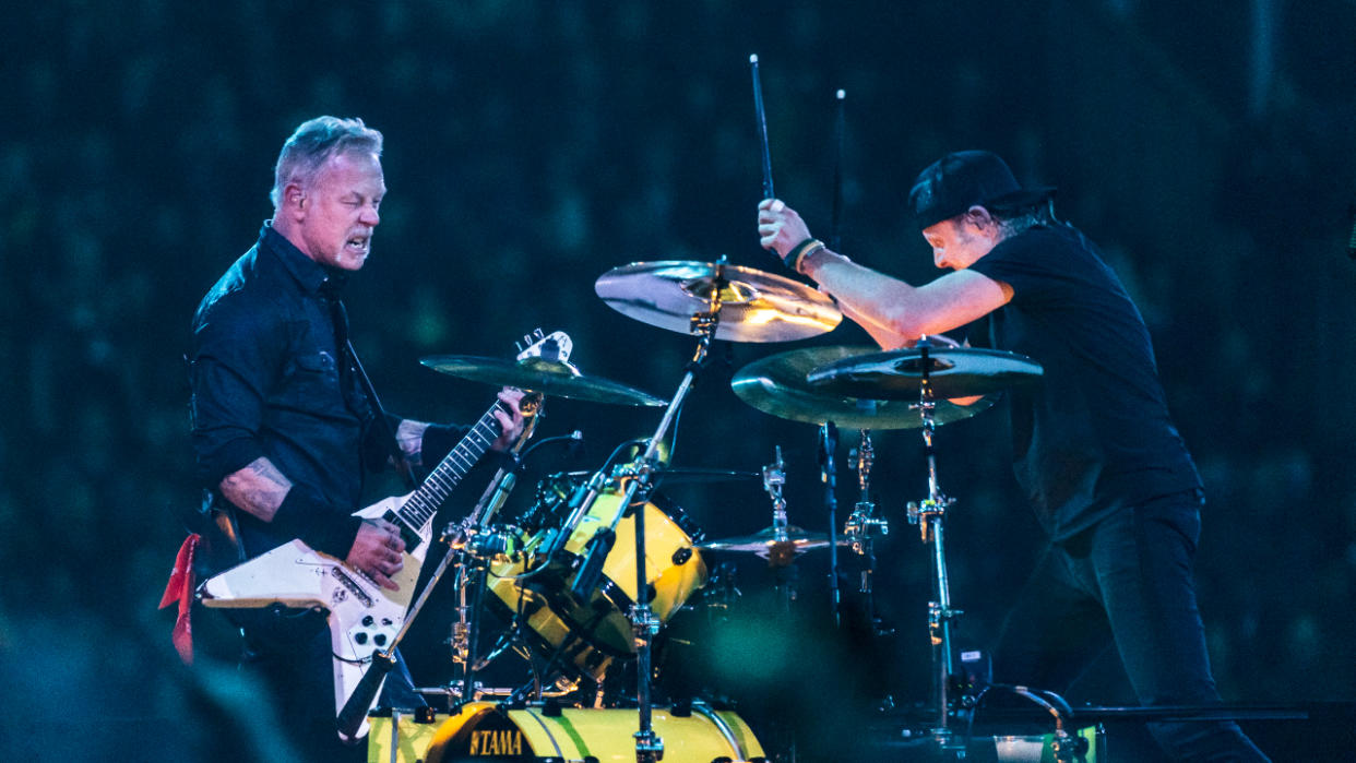  James Hetfield and Lars Ulrich on stage 