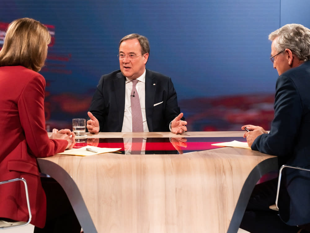 Armin Laschet (Mitte) im Gespräch mit Bettina Schausten und Peter Frey in der "Was nun, Herr Laschet?"-Sendung vom 25. Februar 2020. (Bild: ZDF/Jule Roehr)