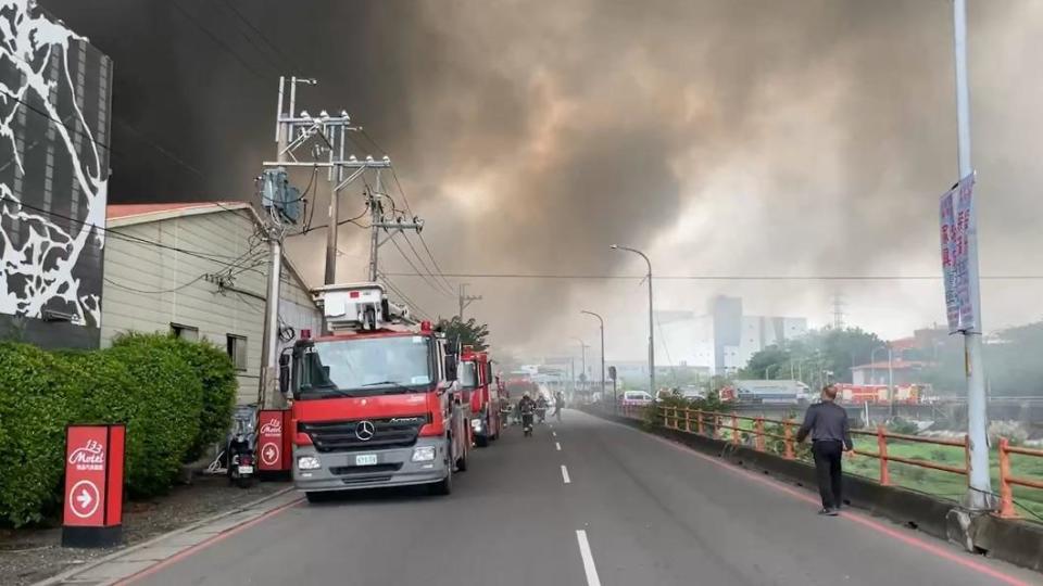 泰山家具工廠驚傳火警，現場冒出大量黑煙。（圖／民眾提供）