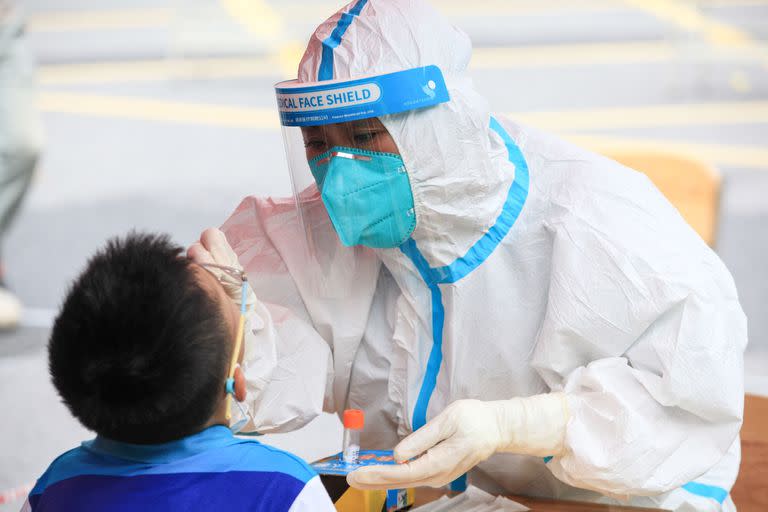 Un hisopado en Nanjing, eje del nuevo brote de China