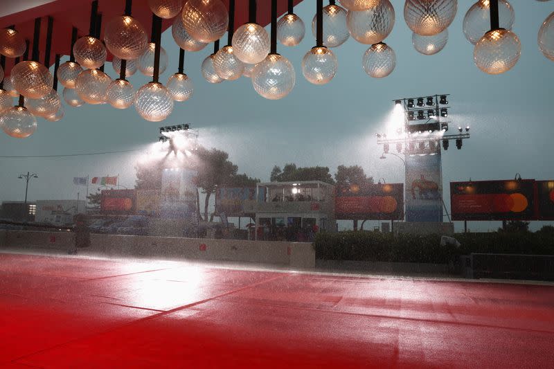 Foto del jueves de la alfombra roja del Festival de Venecia en medio de una fuerte tormenta