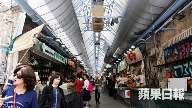 馬哈尼耶胡達市場乃手信集中地，衫褲鞋襪香料乜都有。