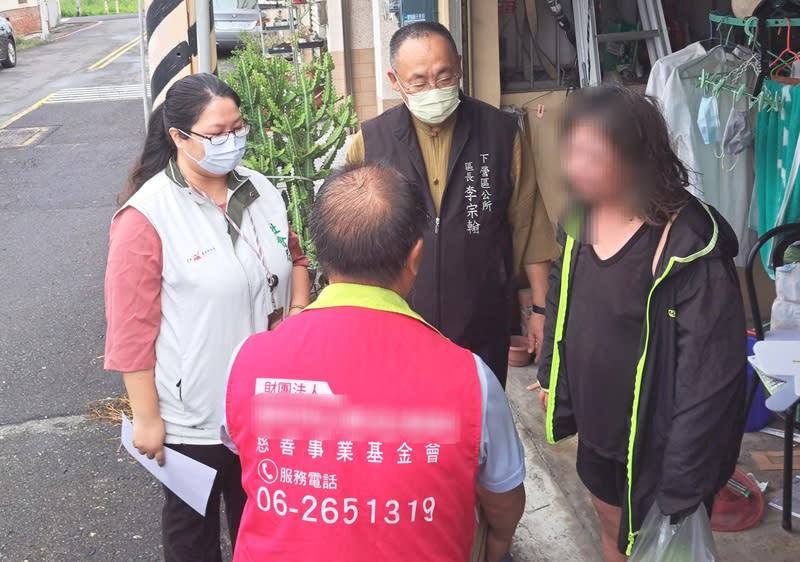 台南婦家貧重病欠罰鍰  善心人代清繳、市府協助 台南徐姓婦人滯欠強制汽車責任保險法罰鍰6000元後 遭強制執行，卻因全家貧困重病無法謀生，市府6日 訪視致贈慰問金及提供生活資源，更有善心人士代為 清繳罰鍰。 （台南市政府提供） 中央社記者張榮祥台南傳真  113年6月7日 