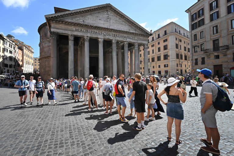 Filas para entrar al Panteón en Roma