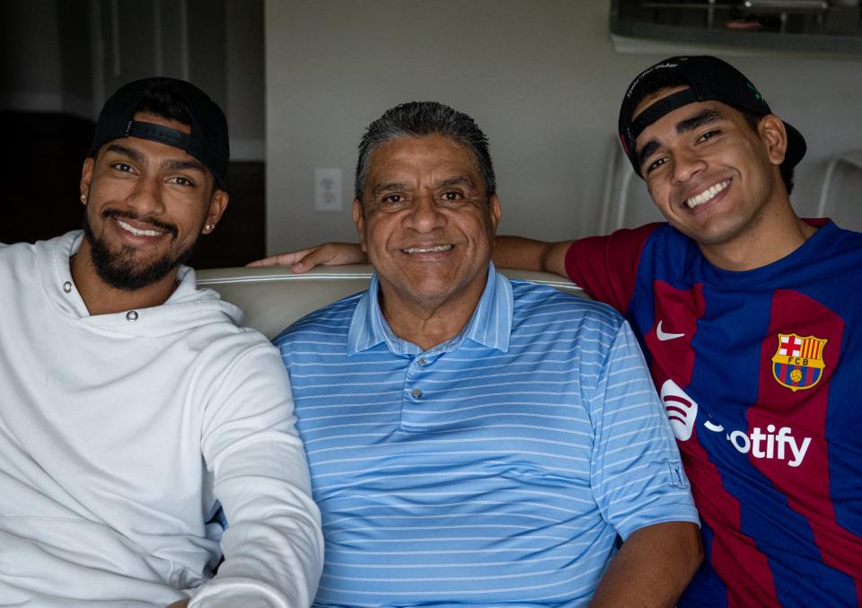 Desde la izquierda, Omar “Mao” Conoropo; su padre, Omar Conoropo; y su hermano, Pedro Conoropo, comparten una pasión por el béisbol y el softbol.