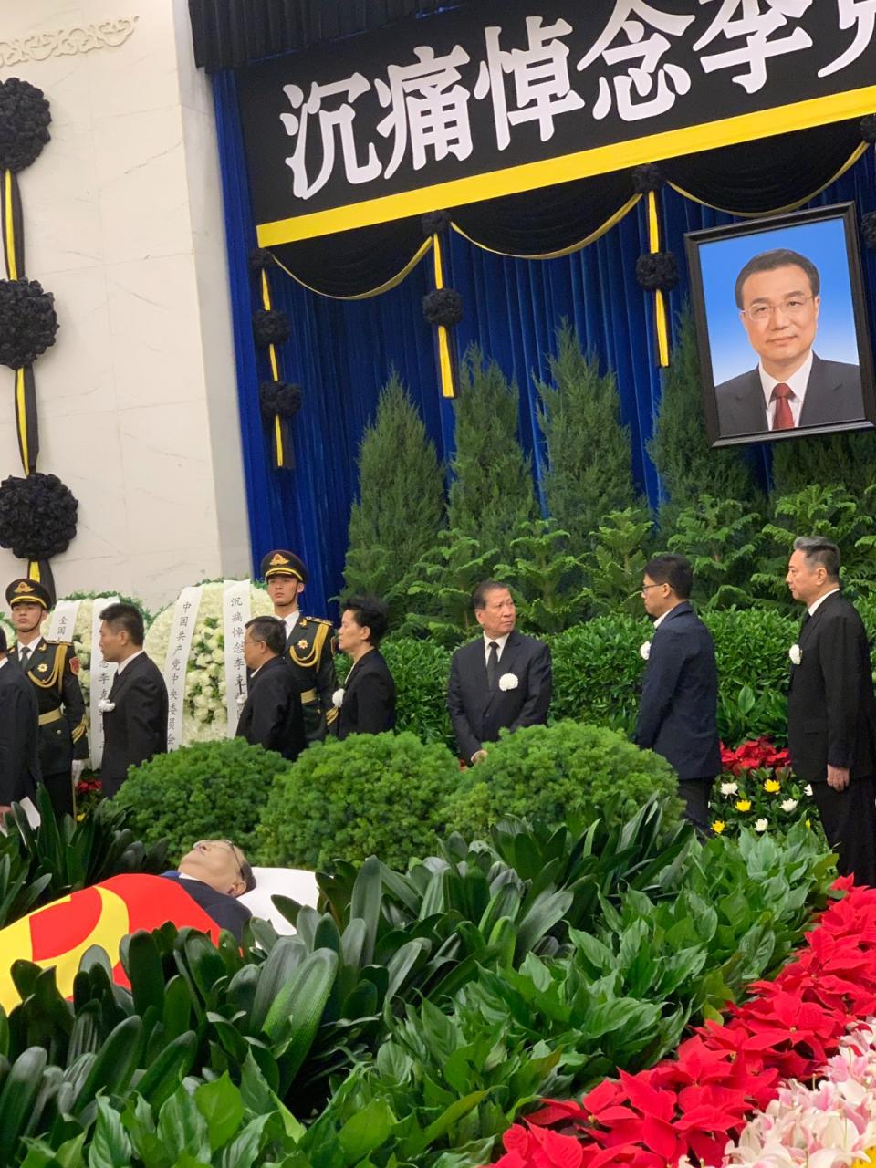 中國前總理李克強遺體告別式11月2日在北京八寶山革命公墓舉行，社群媒體流出現場畫面。X平台