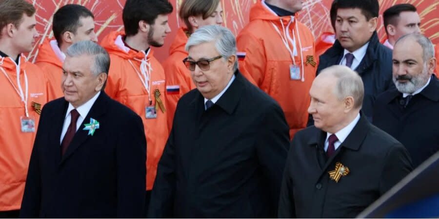 Putin on May 9 next to Presidents Kassym-Jomart Tokayev of Kazakhstan and Shavkat Mirziyoyev of Uzbekistan, with Armenian Prime Minister Nikol Pashinyan behind him