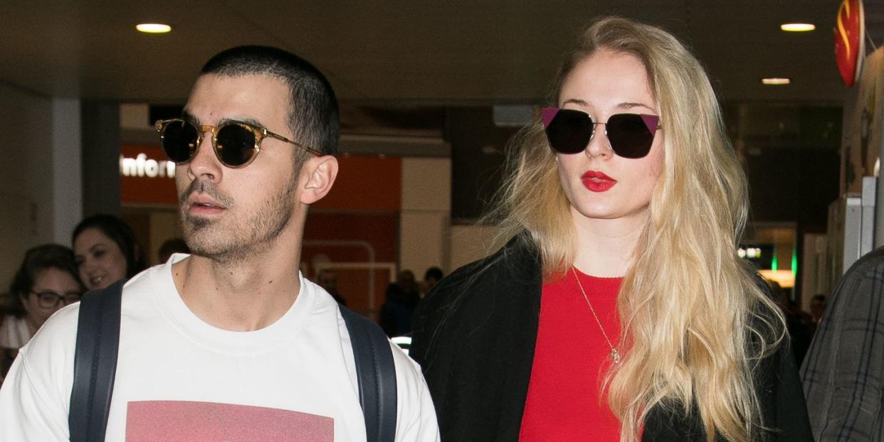 paris, france   march 06  l r singer joe jonas and actress sophie turner arrive at aeroport roissy   charles de gaulle on march 6, 2017 in paris, france  photo by marc piaseckigc images