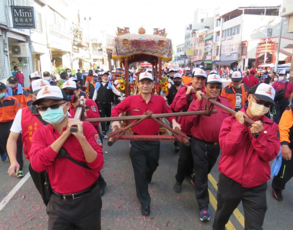 消防局第七大隊結合祀典武廟辦理「火神護祐、平安祈福」系列活動，二日依古禮迎請火德星君駐駕消防局第七大隊。（記者陳治交攝）