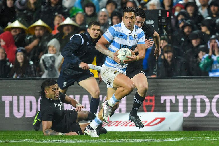 Matías Moroni escapa de Rieko Ioane, en el partido de los Pumas frente a los All Blacks por el Rugby Championship