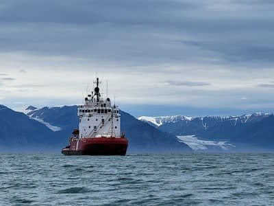 Légende : NGCC Terry Fox près de Pond Inlet, au Nunavut, pendant la saison opérationnelle de l'Arctique 2021.  (Groupe CNW/Garde côtière canadienne)