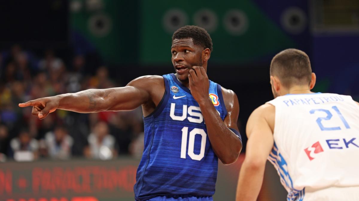 Watch Anthony Edwards yell back at fan after made free throw