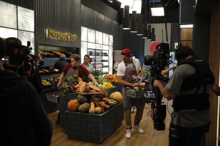 En el mercado todos corren para lograr tener los productos que necesitan para sus recetas