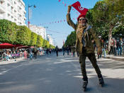 <p>Ein Tunesier hält die Nationalflagge der sogenannten Jasminrevolution in die Höhe. Er demonstriert auf Inlineskates in der Hauptstadt Tunis am siebten Jahrestag der Revolution mit Tausenden Gleichgesinnten gegen die wirtschaftlich schlechte Lage in dem nordafrikanischen Land. Während 2010/2011 der langjährige autokratische Herrscher Zine el-Abidine Ben Ali ins Exil getrieben wurde, hat sich an den steigenden Preisen, der schleppenden Wirtschaftsentwicklung und der fortschreitenden Korruption im Land wenig geändert. (Bild: AP Foto / Hassene Dridi) </p>