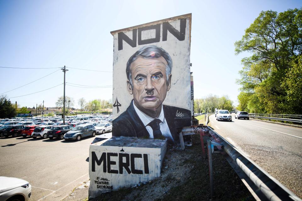 Un graffiti de l’artiste Lekto représentant Emmanuel Macron en Adolf Hitler à Avignon, le 3 avril 2023.