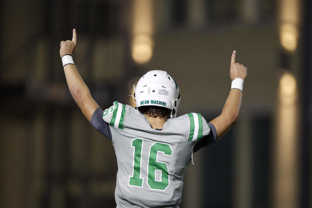 Texas commit Arch Manning breaks high school passing records previously  held by uncles Peyton, Eli 