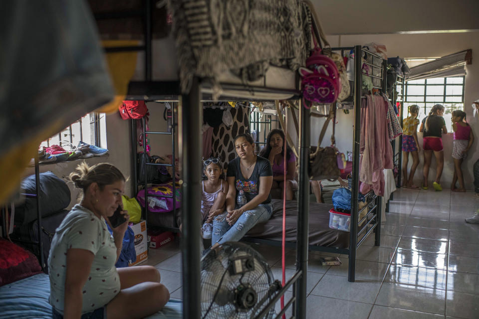 Agentes de la Patrulla Fronteriza revisan los documentos de quienes intentan cruzar a Brownsville, Texas, procedentes de Matamoros, México, en busca de asilo. (Daniele Volpe/New York Times)