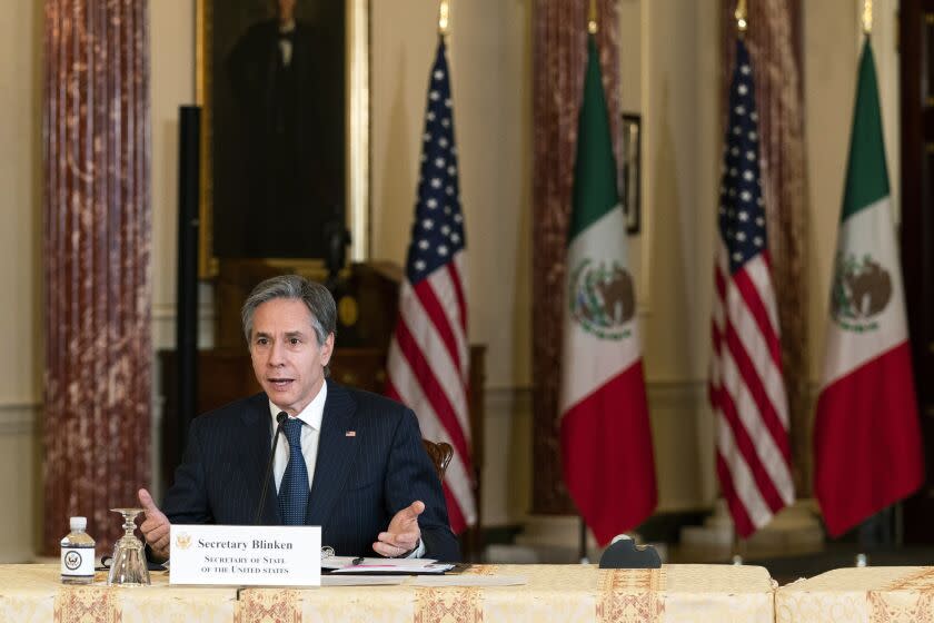 El secretario de Estado, Anthony Blinken, habla en la sala Benjamin Franklin del Departamento de Estado, en Washington, durante una reunión virtual el viernes 26 de febrero de 2021 con el canciller mexicano Marcelo Ebrard, quien se encuentra en la Ciudad de México. (AP Foto/Manuel Balce Ceneta, Pool)