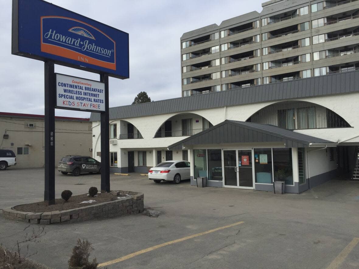 Police were called to the Howard Johnson motel in February 2021 after shots were fired there. Now, a man has been charged with manslaughter in relation to the incident. (Jenifer Norwell/CBC - image credit)