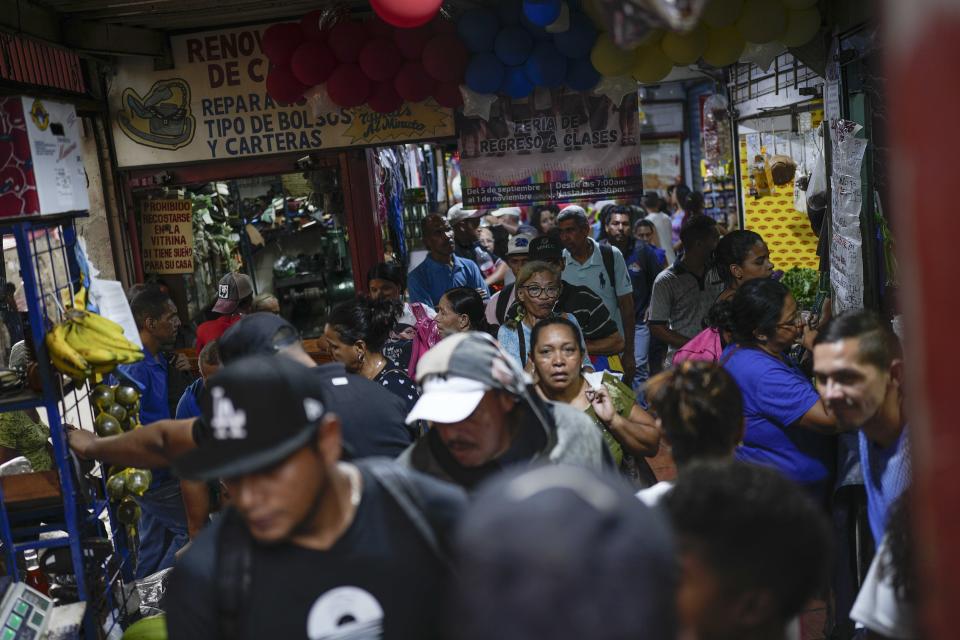 ARCHIVO - Gente comprando en un mercado callejero en el vecindario de Petare, en Caracas, Venezuela, el 4 de octubre de 2023. (AP Foto/Matias Delacroix, Archivo)