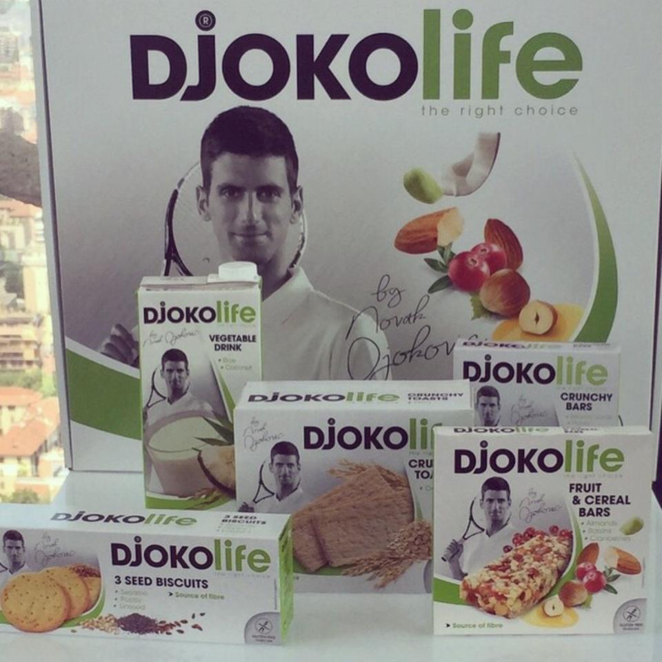 <p>Djokovic cuenta con varios negocios fuera del tenis. Hace varios años cambió su alimentación, lo que le ayudó a mejorar sus resultados y le animó a escribir un libro llamado ‘El secreto de un ganador: 14 días sin gluten para la excelencia física y mental’ y a lanzar su propia línea de nutrición, Djokolife. (Foto: Instagram / <a href="http://www.instagram.com/p/21Np1DTP3o/" rel="nofollow noopener" target="_blank" data-ylk="slk:@djokernole" class="link rapid-noclick-resp">@djokernole</a>).</p> 