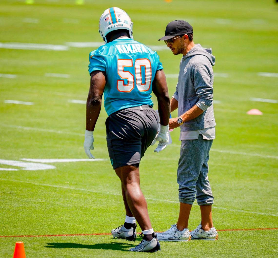Miami Dolphins coach Mike McDaniel works with Mohamed Kamara (50) during practice at the Baptist Health Training Complex. Al Diaz/adiaz@miamiherald.com