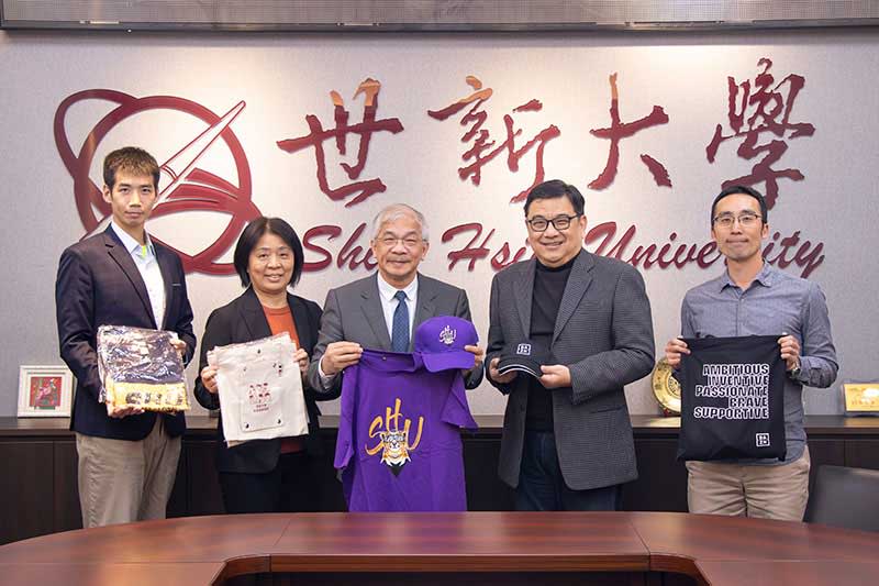 世新大學將與DAZN（英商壹拾壹體育網）展開全方位的合作，世新大學校長陳清河（中）與DAZN總經理鄧儒宗對於合作抱持高度期待。（世新大學提供）