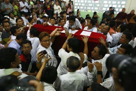 Supporters and relatives surround the coffin of slain journalist Par Gyi during his funeral ceremony at Yaway cemetery in Yangon, November 7, 2014. REUTERS/Soe Zeya Tun