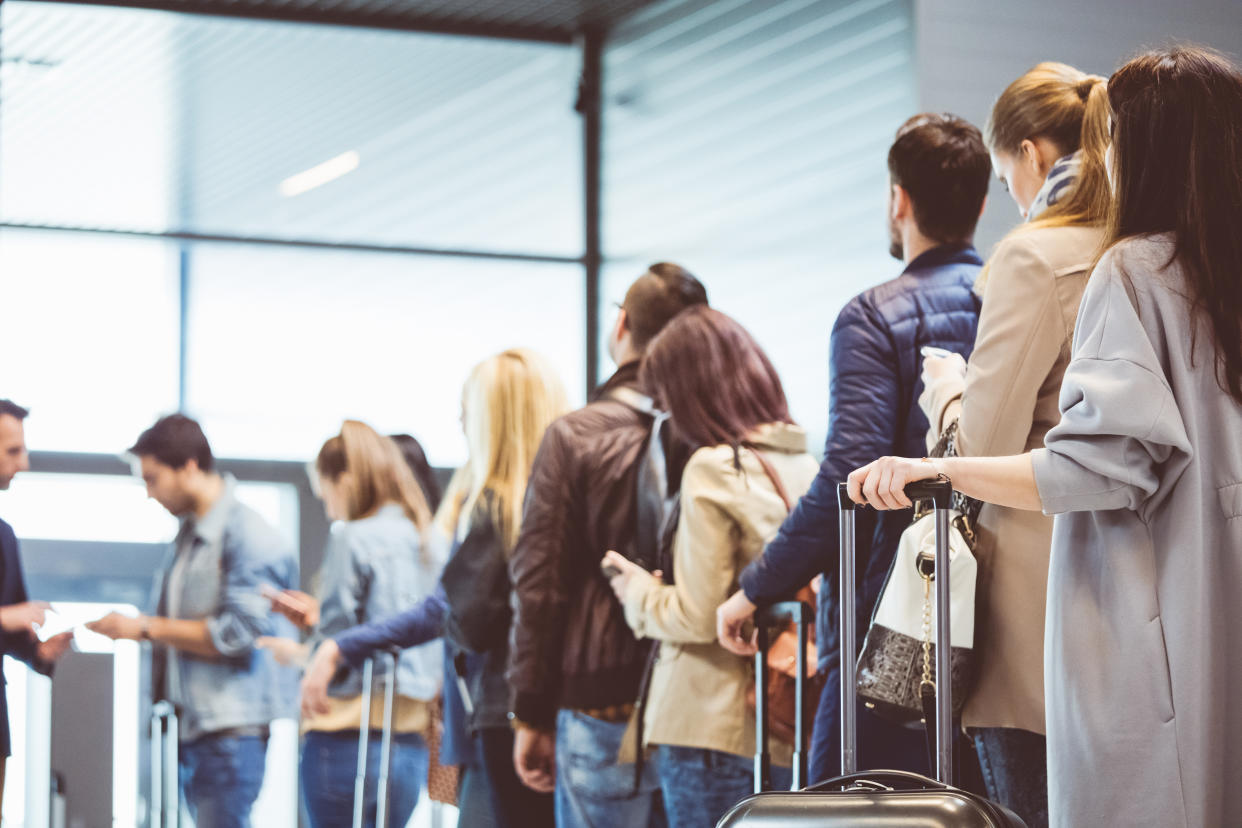 Este portavasos inteligente de US$11 para tu equipaje te permitirá recorrer cómodamente el aeropuerto. (Foto: Getty)