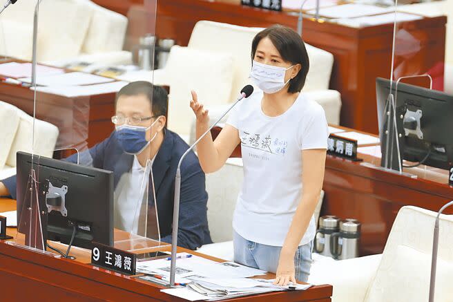 台北市長柯文哲任內積極推動數位轉型，悠遊付在2年前上線，市議員王鴻薇（右）6日指出，悠遊卡公司稅後淨利持續探底，從2.6億掉到剩900萬，iOS系統也推行不力。（杜宜諳攝）