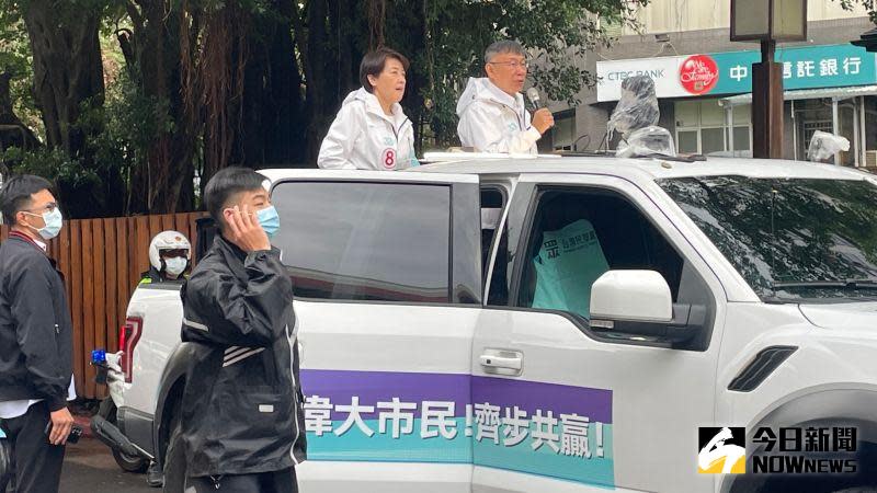 ▲身兼民眾黨主席的台北市長柯文哲，25日繼續與無黨籍台北市長候選人黃珊珊繼續車隊掃街，並於會前接受媒體訪問。（圖／記者丁上程攝，2022.11.25）