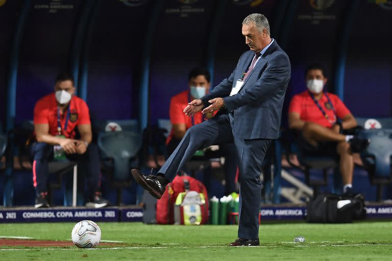 Alfaro patea un balón durante el partido entre Ecuador y Brasil