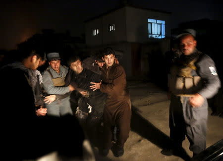 Afghan policemen carry a wounded man at the site of an explosion in Kabul, Afghanistan January 1, 2016. REUTERS/Omar Sobhani