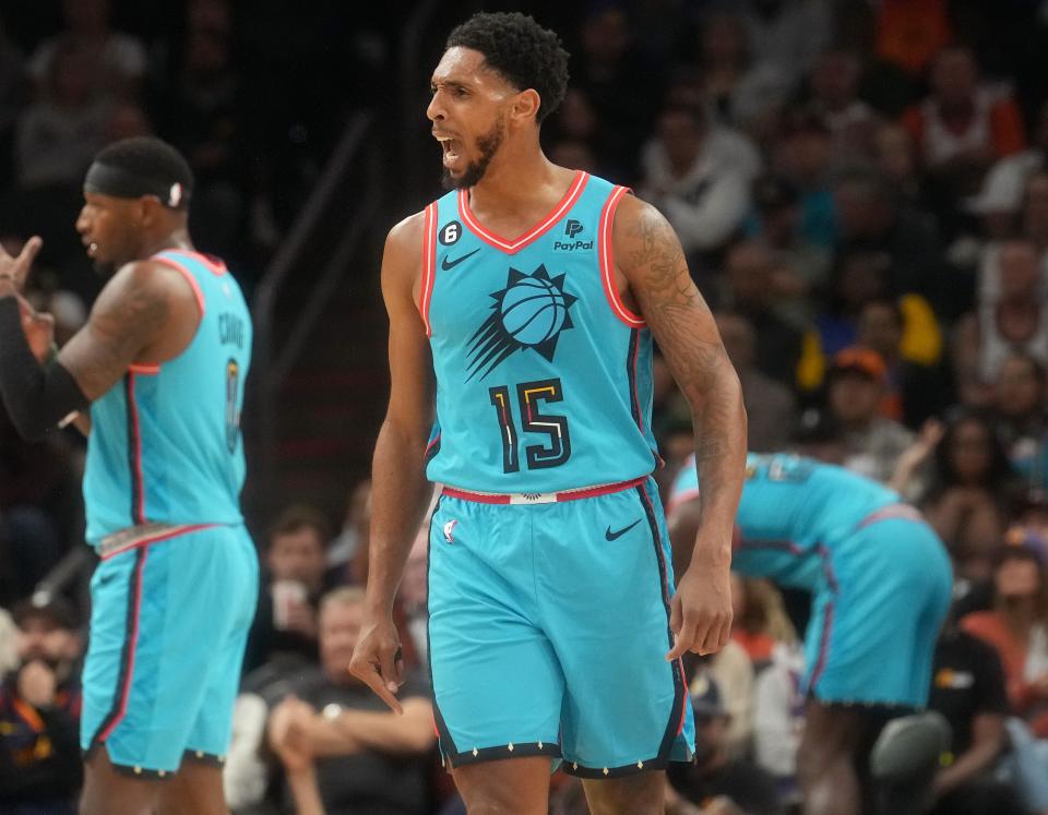 Nov 16, 2022; Phoenix, AZ, USA; Phoenix Suns guard Cameron Payne (15) yells out to his teammates as they take on the  Golden State Warriors at Footprint Center.