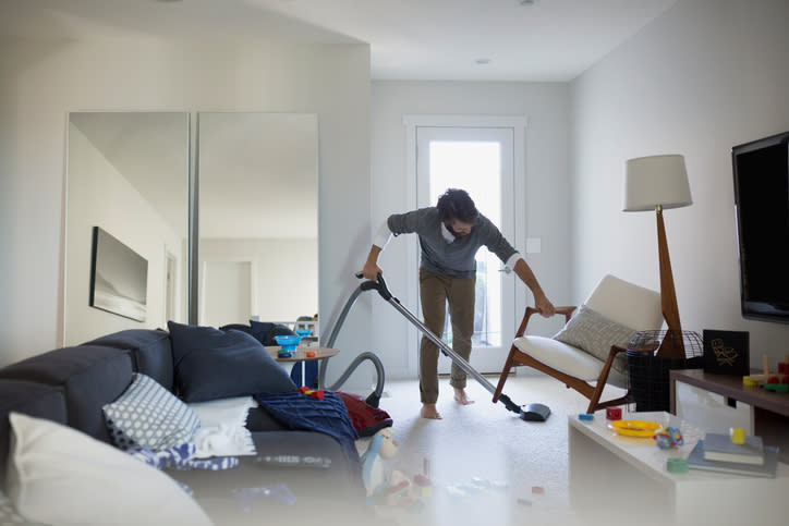 Limpia los pisos y debajo de los muebles para sacar todo el polvo. – Foto: Hero Images/Getty Images