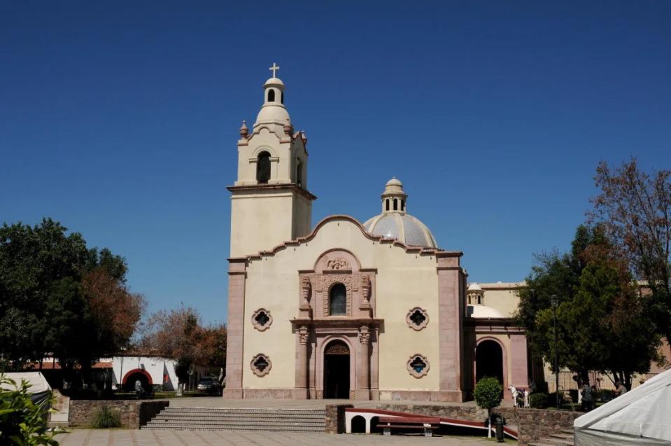 Una iglesia en el pueblo de Magdalena de Kino, en Sonora, México. El lugar atrae a miles de peregrinos que van a celebrar a San Francisco Javier y al Padre Kino, un sacerdote jesuita que fundó misiones en la región. Pero con el paso de los años algunos vecinos, como Manuel, también han abandonado el pueblo en busca de trabajo. (Crédito: Norma Jean Gargasz/Alamy)