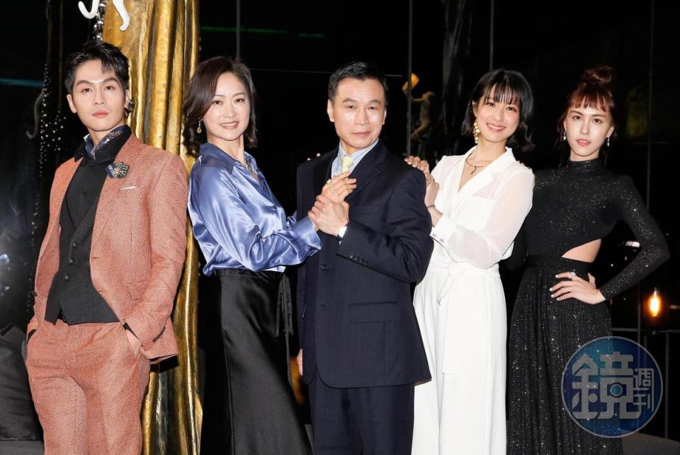 （左起）林孫煜豪、劉瑞琪、李天柱、賴雅妍、魏蔓在《三隻小豬的逆襲》中飾演豪門家庭。
