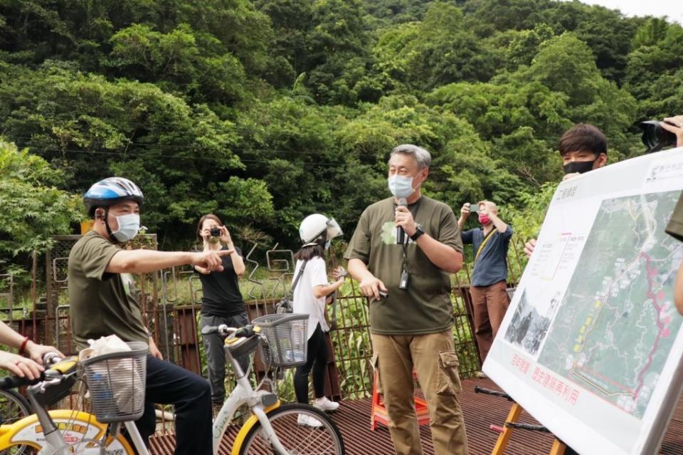 新工處王益祥處長為市長解說三貂嶺自行車道路線及完工過程。（新北市工務局提供）