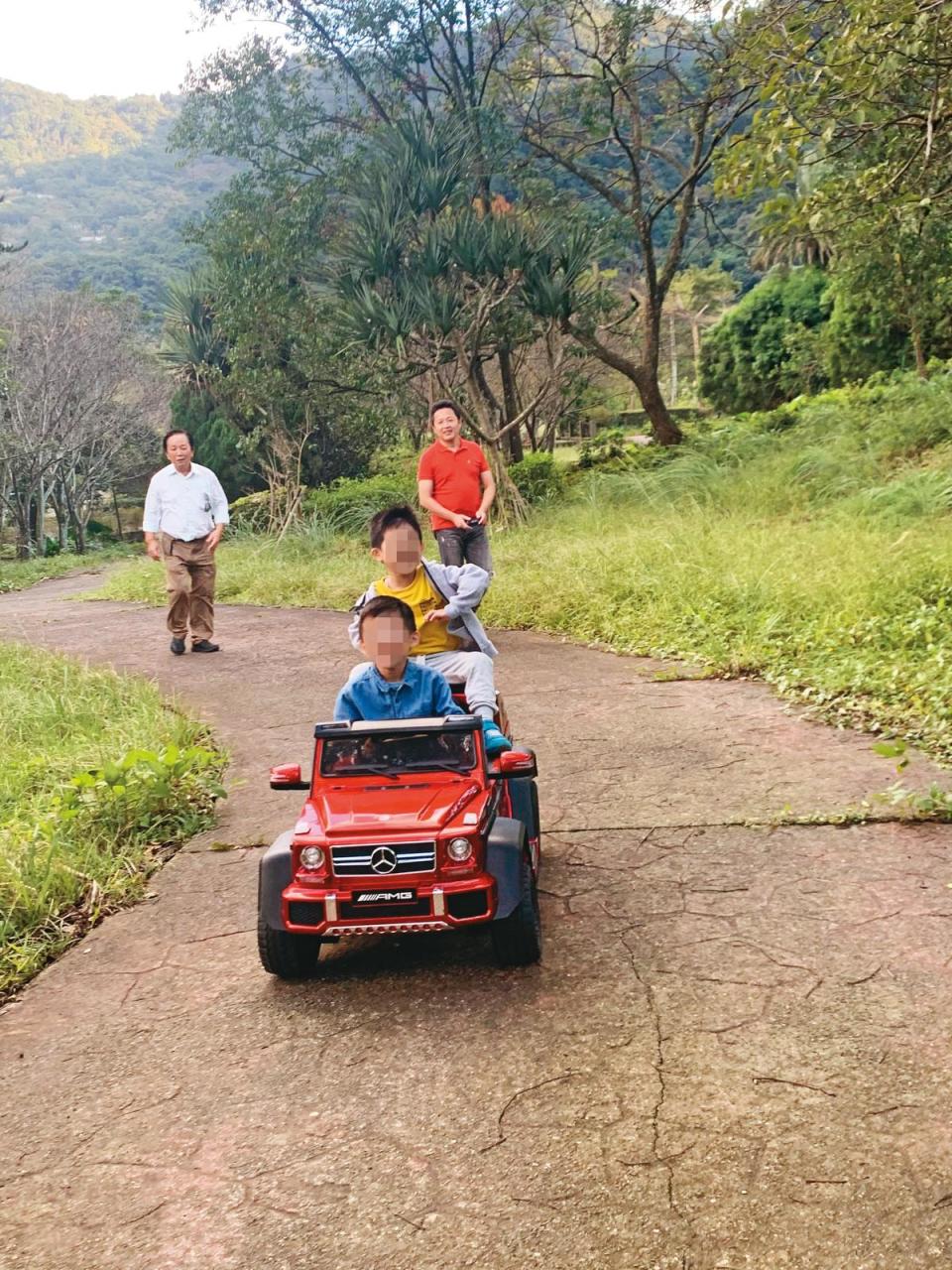 陳睿謙（紅衣者）喜愛車子，2個兒子從小也耳濡目染。（陳睿謙提供）