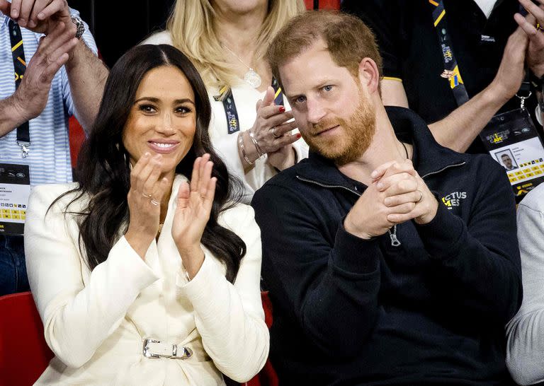 TOPSHOT - The Duke and Duchess of Sussex, Prince Harry and his wife Meghan Markle visit the sitting volleyball section of the fifth edition of the Invictus Games in The Hague on April 17, 2022. - The Invictus Games is an international sporting event for servicemen and veterans who have been psychologically or physically injured in their military service. (Photo by Sem van der Wal / ANP / AFP) / Netherlands OUT